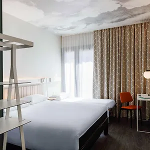 Ibis Lyon Est França